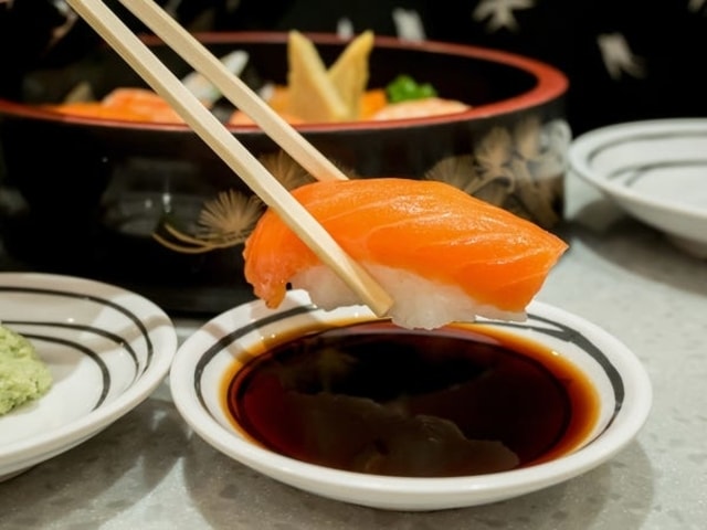 Berikut 5 hal yang tidak perlu lo lakukan saat makan sushi